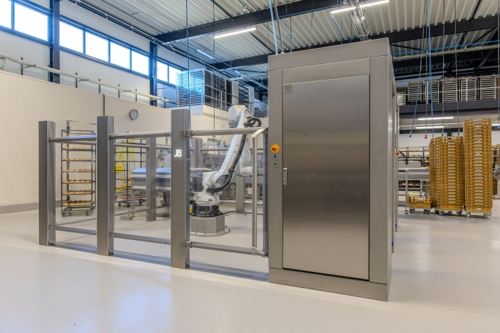 Bakplaten worden automatisch ontladen door een industriële machine.